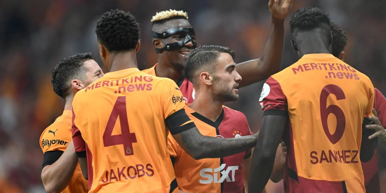 Galatasaraylı futbolcular Meritking reklamı ile sahada